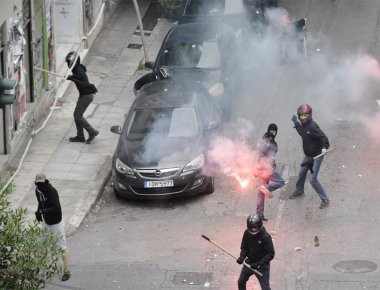 Με νέα όπλα κάνουν «ντου» οι κουκουλοφόροι σε ΜΑΤ και φοιτητές των Εξαρχείων